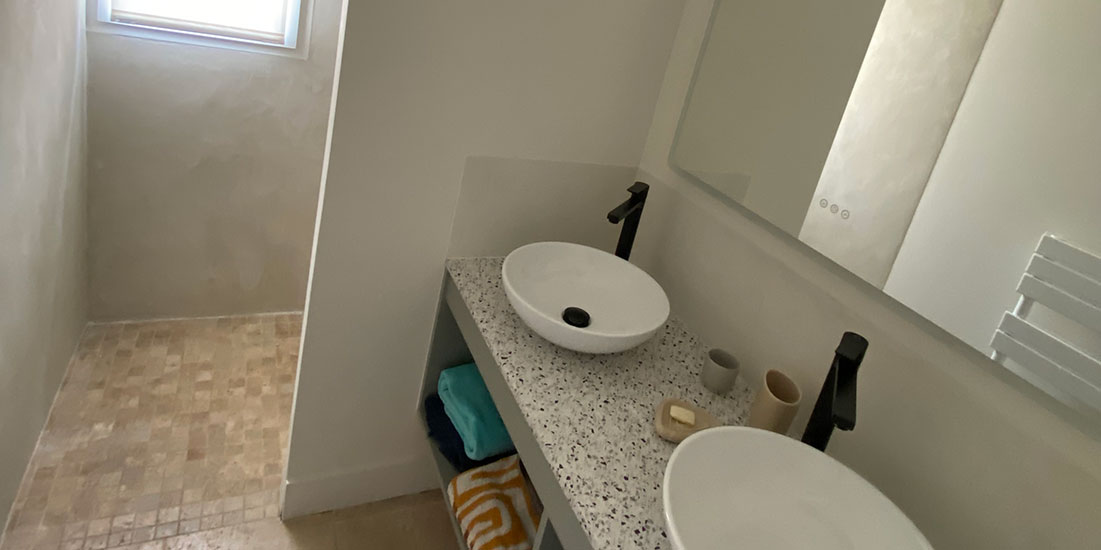 Rénovation totale de la salle de bain en béton ciré