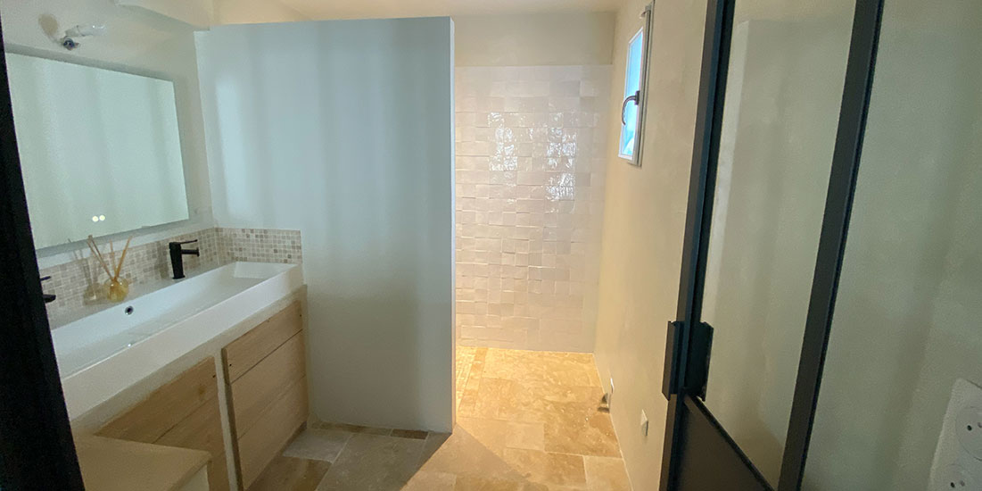 Projet la couarde mise en peinture murs et plafond tête de lit en béton ciré et salle de bain en béton avec le meuble