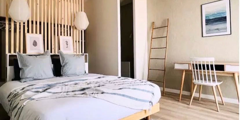 Projet le bois plage en rénovation totale mise en peinture murs et plafonds et pose de tapisserie